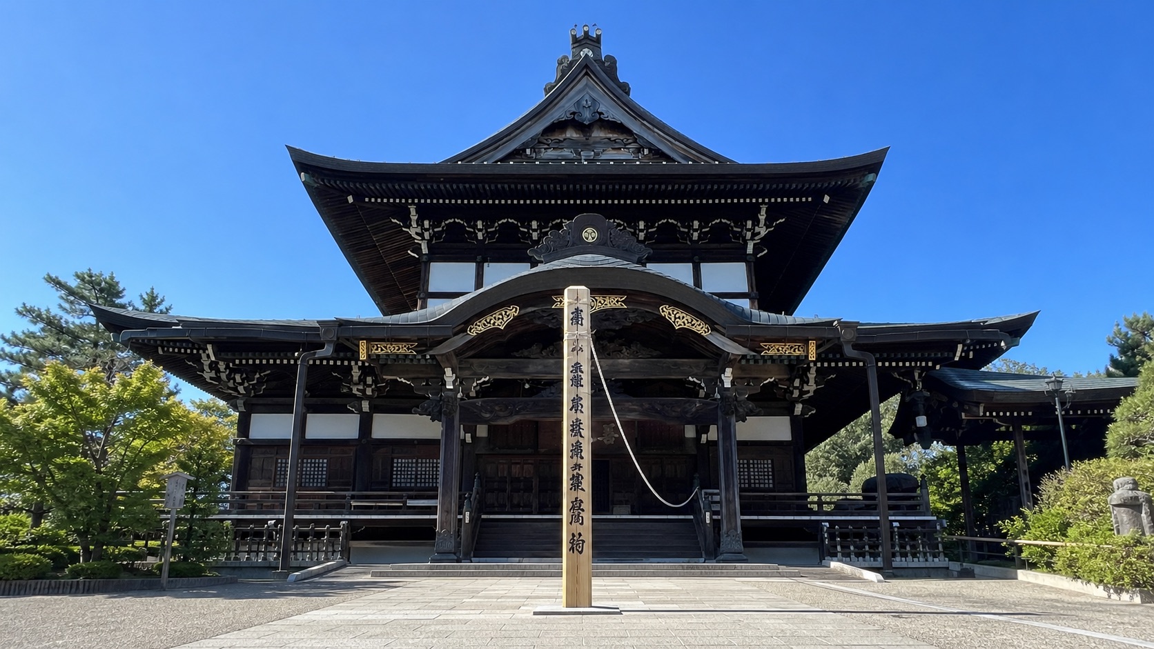 本堂の前に立つ回向柱と、御本尊へと伸びる善の綱（イメージ）