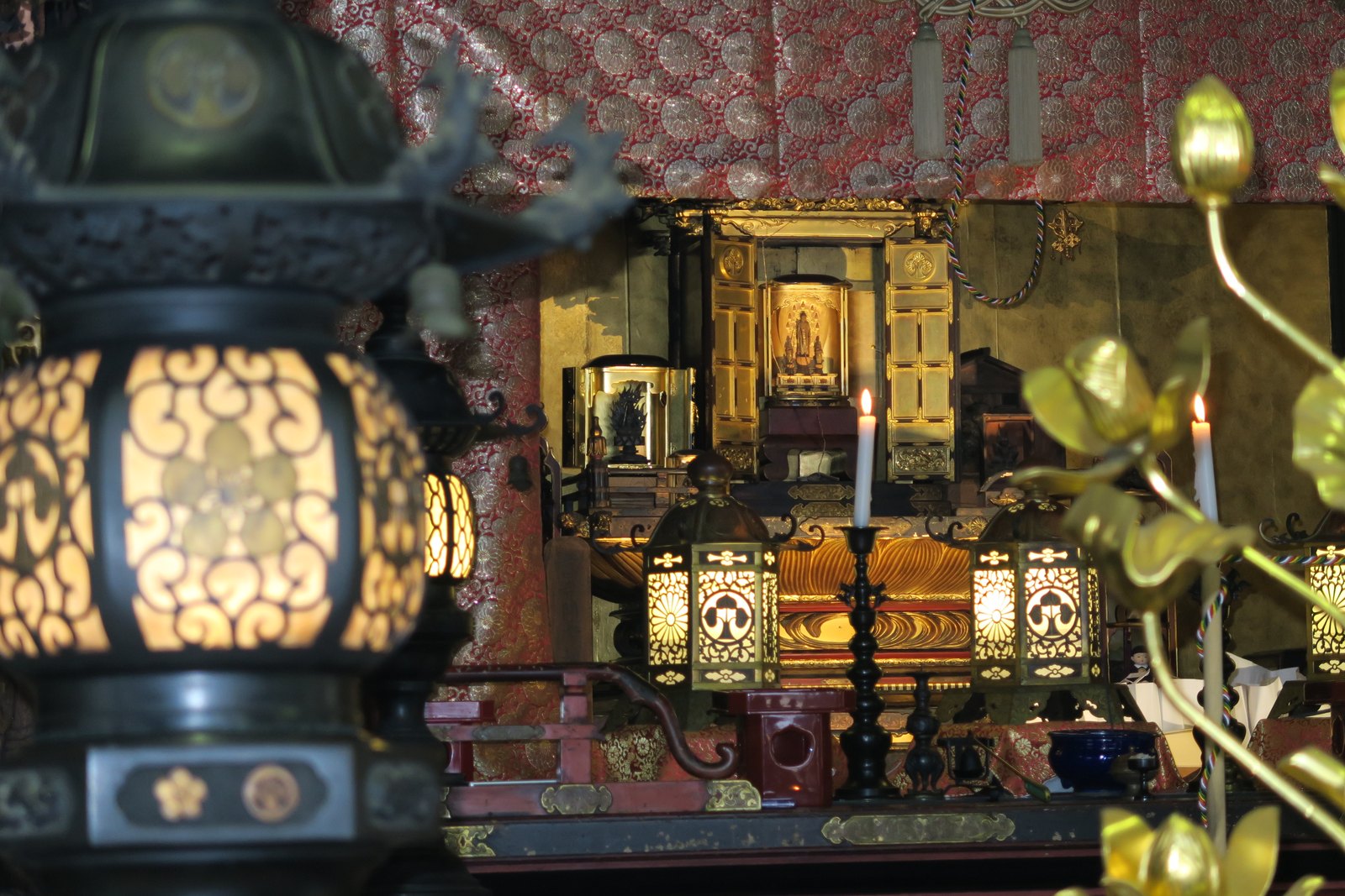 関善光寺の内陣。金色の灯籠とろうそくの明かりに照らされた荘厳な堂内